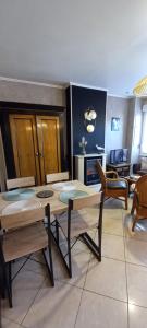 a living room with a table and chairs and a couch at L'ESTRAN in Saint-Valery-sur-Somme