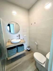 W łazience znajduje się toaleta, umywalka i lustro. w obiekcie OLE TÚ ANDALUCIA w mieście Sanlúcar la Mayor