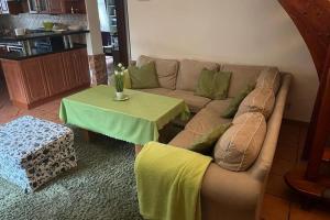 Billede fra billedgalleriet på Comfortable holiday home with garden, by the lake i Podamirowo