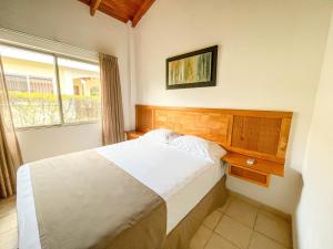 Een bed of bedden in een kamer bij Sueño al Mar Residence & Hotel