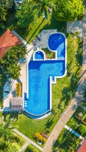una vista aérea de una piscina con una letra grande f en Sueño al Mar Residence & Hotel, en Potrero
