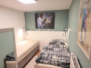 a bedroom with a bed and a picture of a man playing a trumpet at Neu renoviert - Gemütliche Wohnung - 30 min bis Hamburg & Ostsee in Grönwohld