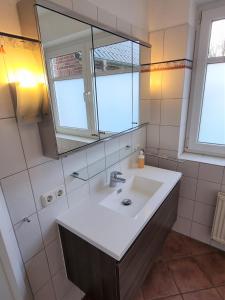 a bathroom with a sink and a mirror at Neu renoviert - Gemütliche Wohnung - 30 min bis Hamburg & Ostsee in Grönwohld