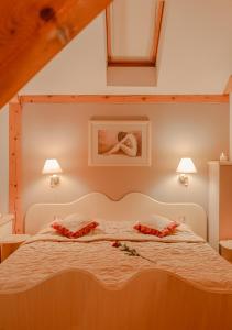 1 dormitorio con 1 cama con 2 almohadas en Hotel & Restaurant Se-Mi, en Veliko Trgovišće