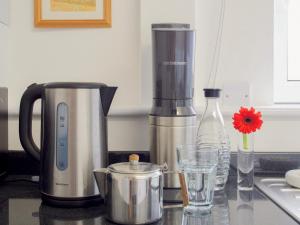 貝克斯希爾的住宿－Galley Hill Aspect，厨房柜台配有咖啡壶和搅拌机