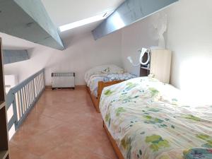 sypialnia z 2 łóżkami i schodami w obiekcie Petit pavillon St Pierre w mieście Saint Pierre La Mer