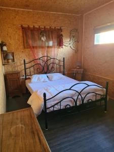 - une chambre avec un lit et une table en bois dans l'établissement Appartement en bois, à Sète