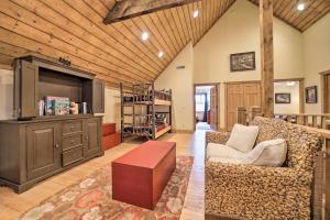 O zonă de relaxare la Luxury Cabin Rental in Franklin with Private Hot Tub