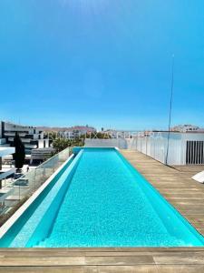 een zwembad op het dak van een gebouw bij Prime Lux Albufeira in Albufeira
