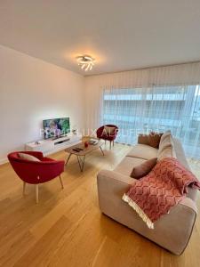 ein Wohnzimmer mit einem Sofa und einem Tisch in der Unterkunft Prime Lux Albufeira in Albufeira