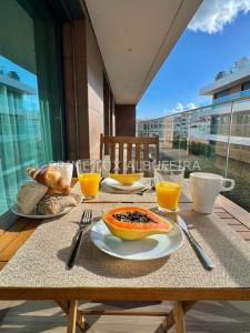 een tafel met een bord eten en een glas sinaasappelsap bij Prime Lux Albufeira in Albufeira +39 foto's