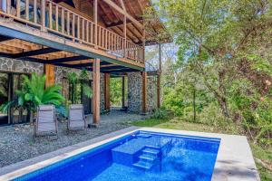 ein Haus mit einem Pool und einer Terrasse in der Unterkunft Guapil #10 in Dominical