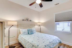 Schlafzimmer mit einem Bett und einem Deckenventilator in der Unterkunft Savannah Serenade - Suite D in Savannah