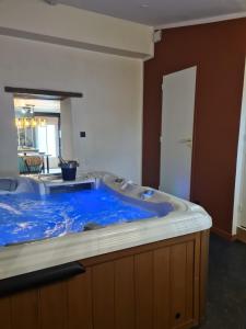 Fotografia z galérie ubytovania Maison Eliste - Love gîte chic avec jacuzzi intérieur v destinácii La Gacilly