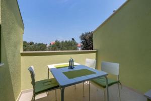 a table and chairs on a balcony with a table and chairs at Meer in Nerezine +6 photos