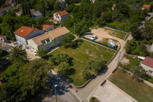an aerial view of a house with a yard at Meer in Nerezine