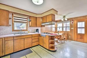 uma grande cozinha com armários de madeira e uma mesa em Vacation Rental about 8 Mi to KeyBank Center! em Buffalo