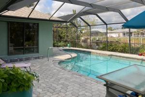 uma piscina numa casa com um edifício em Myakka Magic em Port Charlotte