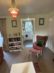 Posezení v ubytování 2 bedroomed cottage near quay