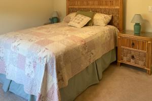 een slaapkamer met een bed met een houten hoofdeinde bij Myakka Magic in Port Charlotte