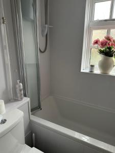 Koupelna v ubytování 2 bedroomed cottage near quay + 21 fotografií