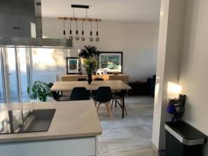 Kuchnia lub aneks kuchenny w obiekcie Maison d architecte avec spa