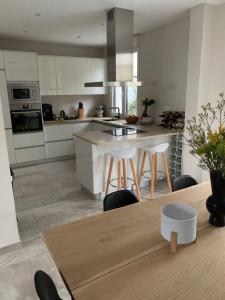 Kuchnia lub aneks kuchenny w obiekcie Maison d architecte avec spa