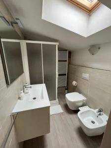 baño con 2 lavabos y aseo en Nice Residence, en Florencia