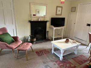 TV a/nebo společenská místnost v ubytování 2 bedroomed cottage near quay
