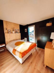 Un dormitorio con una cama grande y una ventana en Appart chaleureux proche bassin en Arès