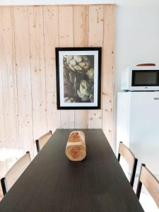 uma sala de jantar com uma mesa e um micro-ondas em Appart chaleureux proche bassin em Arès