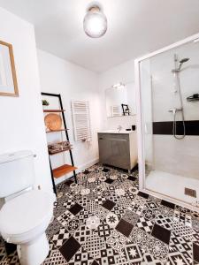 uma casa de banho com um WC e um chuveiro em Appart chaleureux proche bassin em Arès