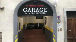 eine Garage mit zwei Autos, die darin geparkt sind in der Unterkunft Bilocale nel cuore di Firenze in Florenz