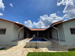 a house with a swimming pool in the yard at Casa Ametista in Pirenópolis