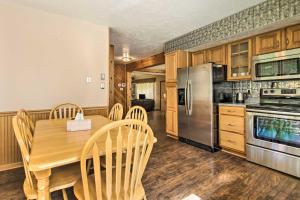 Spacious Apt with Yard 3 Mi to Windham Mountain的厨房或小厨房