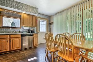 een keuken met een tafel en stoelen en een eetkamer bij Spacious Apt with Yard 3 Mi to Windham Mountain in Windham