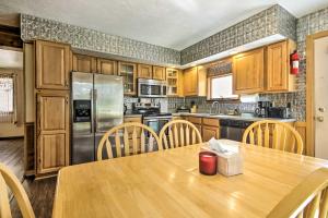 Spacious Apt with Yard 3 Mi to Windham Mountain的厨房或小厨房