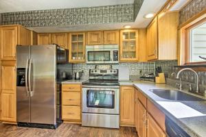 Spacious Apt with Yard 3 Mi to Windham Mountain的厨房或小厨房