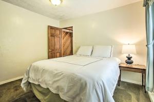 Spacious Apt with Yard 3 Mi to Windham Mountain客房内的一张或多张床位