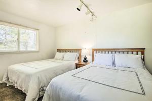 twee bedden naast elkaar in een slaapkamer bij Spacious Apt with Yard 3 Mi to Windham Mountain in Windham