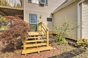 Spacious Apt with Yard 3 Mi to Windham Mountain外面的花园