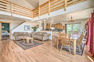 sala de estar amplia con mesa y cocina en Rustic Cabin on 4 Acres with Deck, Grill and Mtn View!, en Florissant