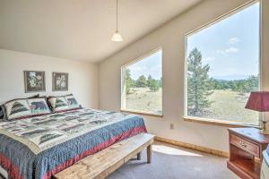 1 dormitorio con cama y ventana grande en Rustic Cabin on 4 Acres with Deck, Grill and Mtn View!, en Florissant