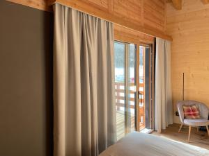 um quarto com uma cama e uma grande janela em Chalet Tannegg em Saas-Fee