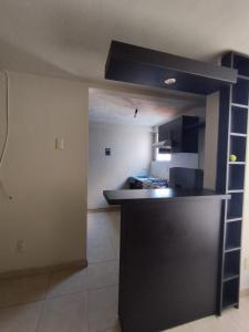 cocina con encimera negra en una habitación en Depa amueblado, en Ciudad de México
