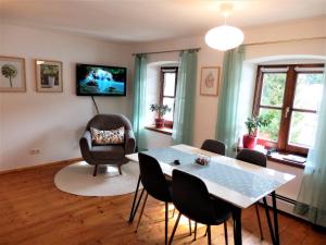 ein Wohnzimmer mit einem Tisch und einem Stuhl in der Unterkunft Naturoase Mühlviertel in Sankt Johann am Wimberg