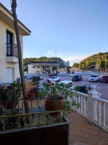 einen Balkon mit Pflanzen und einen Parkplatz in der Unterkunft Hotel Venta El Puerto in Murcia