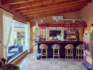 eine Bar in einem Restaurant mit Hockern in der Unterkunft Hotel Venta El Puerto in Murcia