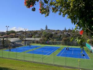 een groep mensen die tennissen op een tennisbaan bij Rose Room in Auckland