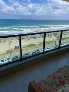 balcone con vista sulla spiaggia e sull'oceano di Apartamento frente mar praia do flamengo a Salvador